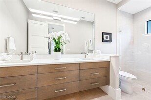 4646 Crayton Rd in Naples, FL - Building Photo