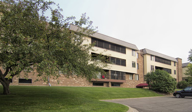 Windwood Condominiums in Edina, MN - Foto de edificio - Building Photo