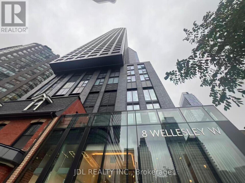 8 Wellesley St W in Toronto, ON - Building Photo