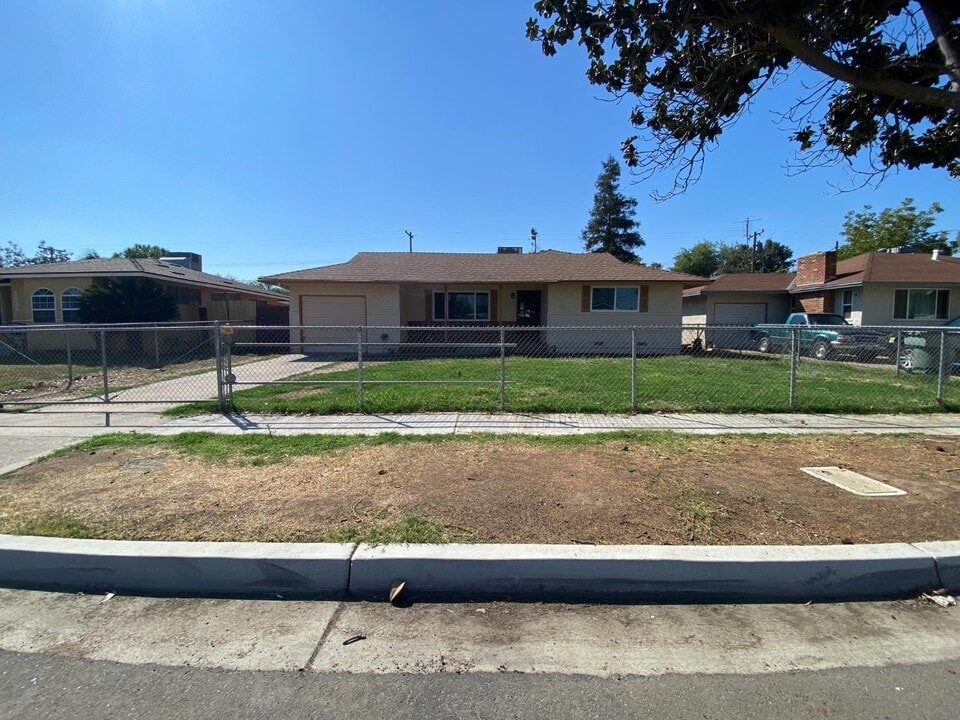 1545 W Sussex Way in Fresno, CA - Building Photo