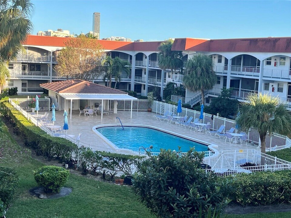 581 Blue Heron Dr in Hallandale Beach, FL - Building Photo