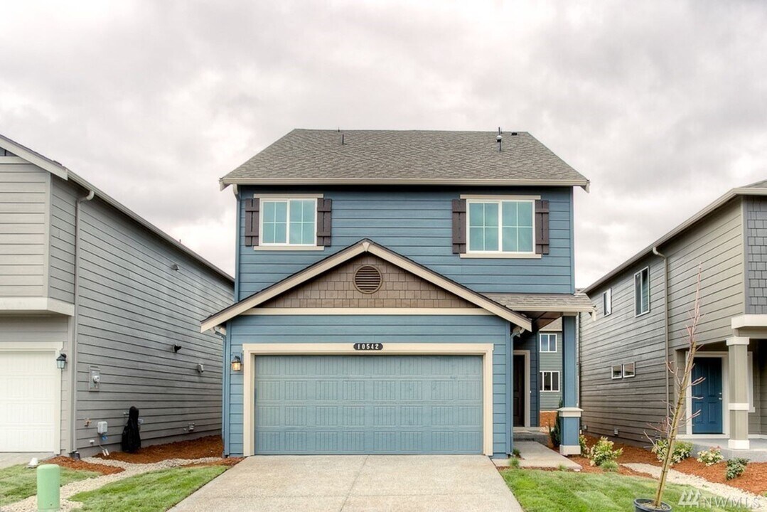 18310 110th Ave E in Puyallup, WA - Building Photo