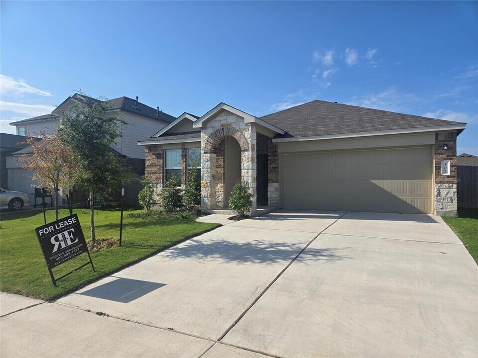 502 Arnage Dr in Hutto, TX - Foto de edificio