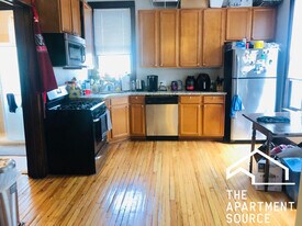 3047 N Clifton Ave, Unit CH in Chicago, IL - Building Photo