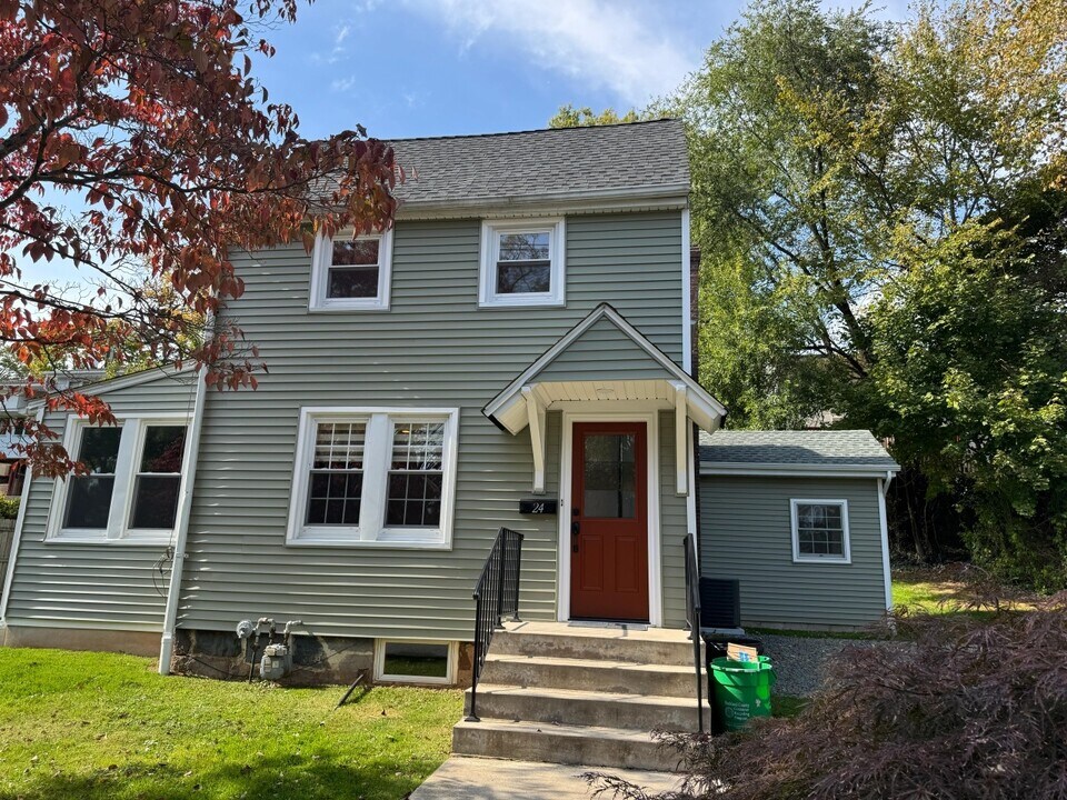 24 S Rockland Ave in Congers, NY - Foto de edificio