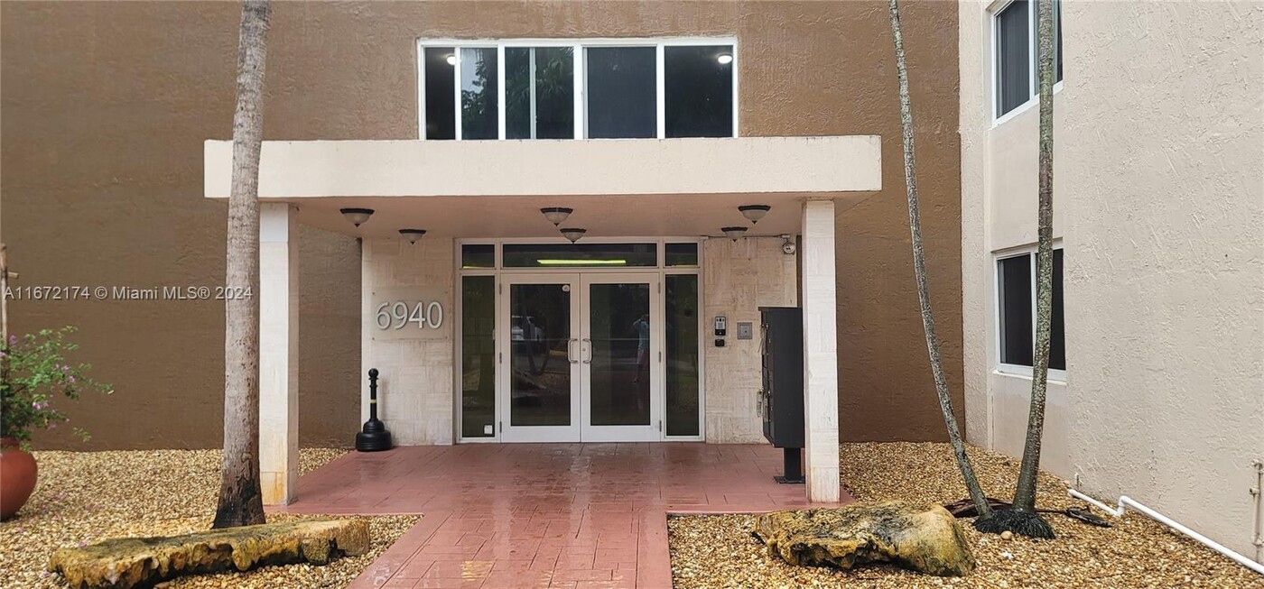 6940 Miami Gardens Dr in Hialeah, FL - Building Photo