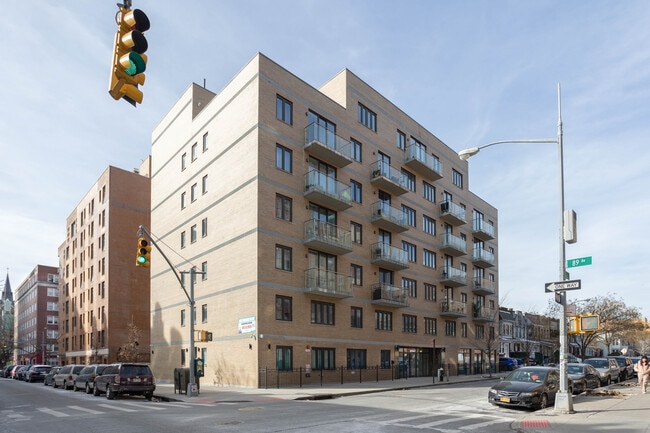 8856 162nd St in Jamaica, NY - Foto de edificio - Building Photo