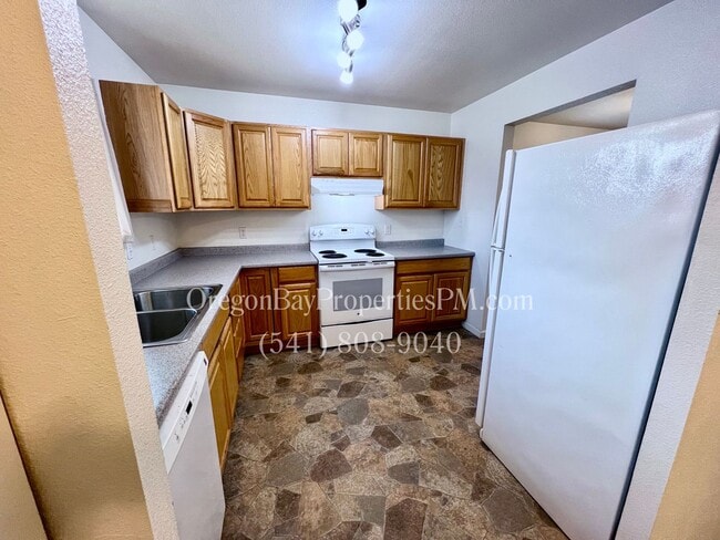 868 Blanco Ave in Coos Bay, OR - Building Photo - Building Photo