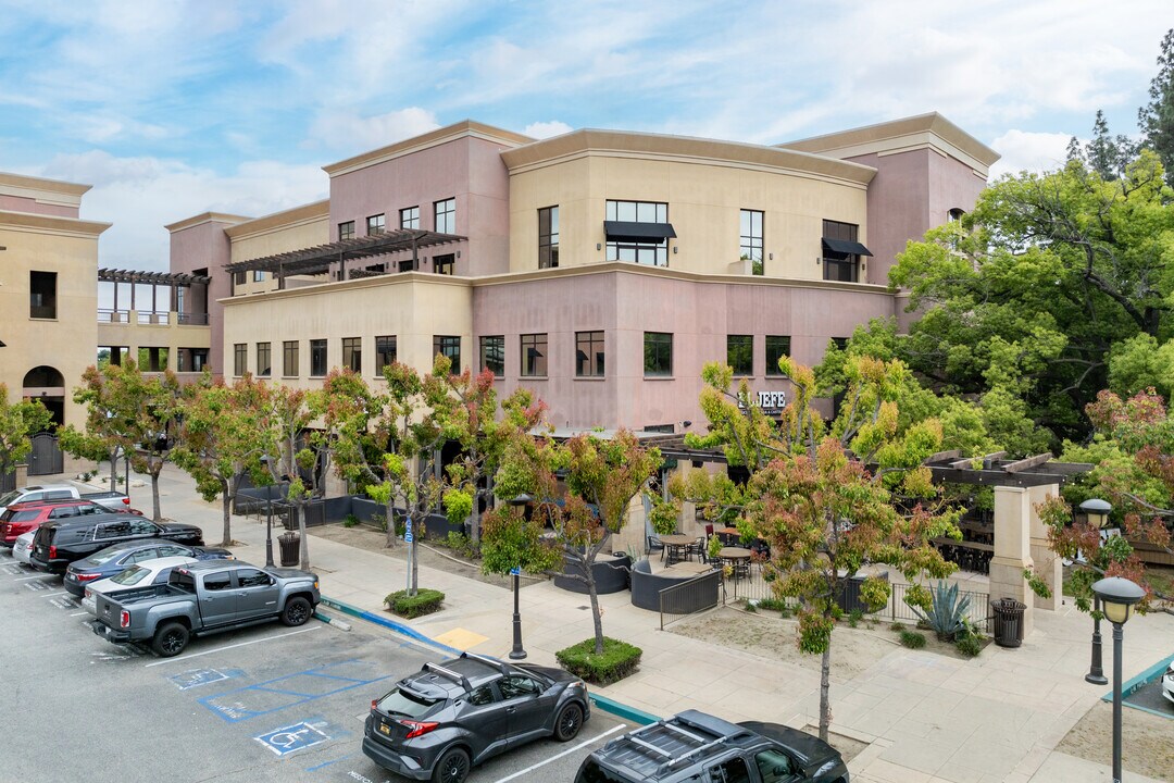 101 W Mission Blvd in Pomona, CA - Building Photo