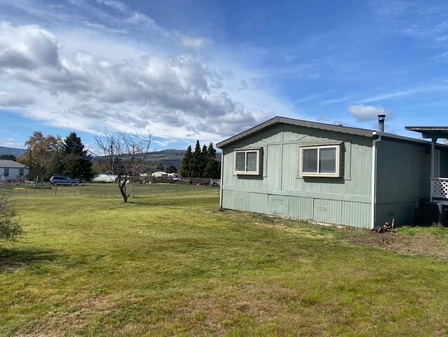 405 Muriel Dr in Dallesport, WA - Building Photo - Building Photo