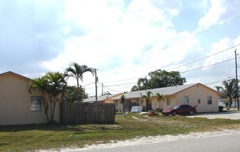 Oak Leaf Park in Lake Worth, FL - Foto de edificio - Building Photo