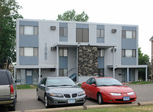 1080 Raymond Ave in St. Paul, MN - Building Photo - Building Photo