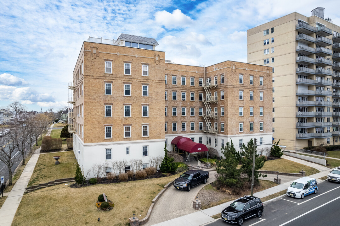 Lake Drive Court in Asbury Park, NJ - Building Photo