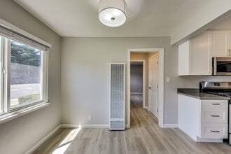 1549 San Carlos Ave in San Carlos, CA - Building Photo - Building Photo