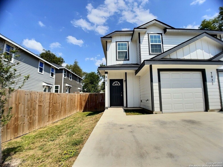 7935 Dial Ike Dr in San Antonio, TX - Building Photo