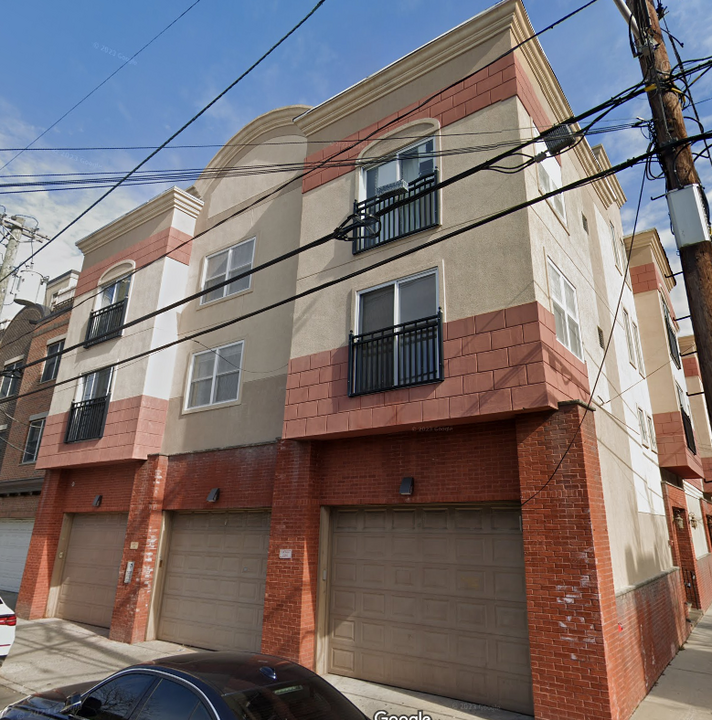 320 62nd St in West New York, NJ - Building Photo