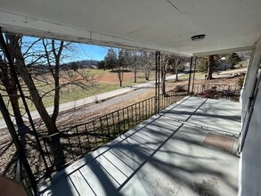 125 Strawberry Ln in Clinton, TN - Foto de edificio - Building Photo