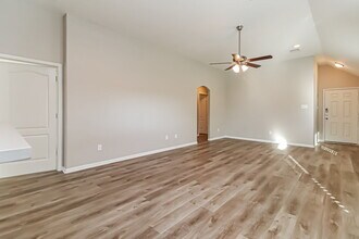 323 Sea Breeze Dr in Bacliff, TX - Building Photo - Building Photo