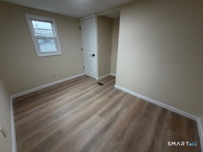 55 Sugar St in Newtown, CT - Building Photo - Building Photo