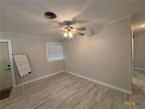 2502 E Poplar Ave in Victoria, TX - Building Photo - Building Photo