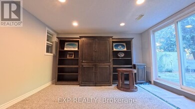 40 Cranberry Ln in Aurora, ON - Building Photo - Building Photo