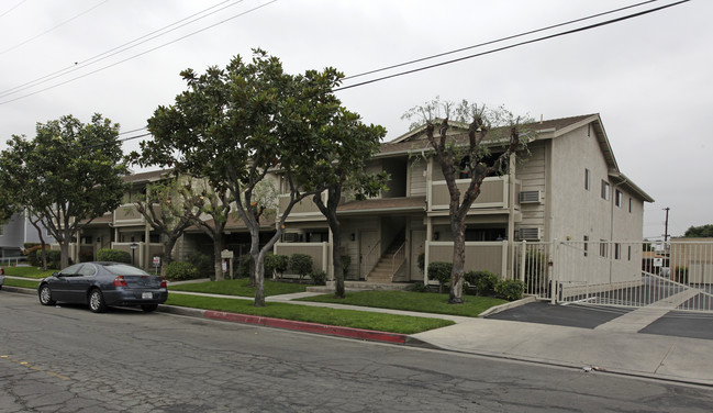 Woodside Apartments in Anaheim, CA - Building Photo - Building Photo