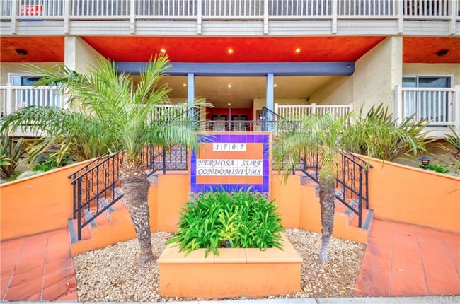 1707 E Pacific Coast Hwy in Hermosa Beach, CA - Foto de edificio - Building Photo
