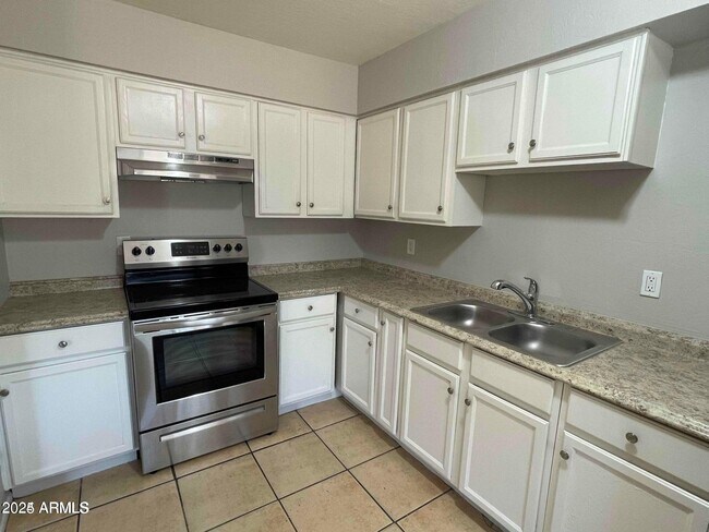 9011 S 8th Pl in Phoenix, AZ - Building Photo - Building Photo