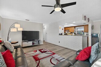 11761 80th Ave in Seminole, FL - Foto de edificio - Building Photo