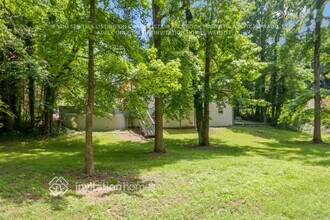 5888 Simone Dr in Stone Mountain, GA - Foto de edificio - Building Photo