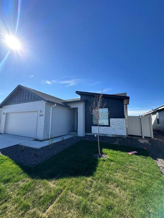2233 W Trout Lily St in Kuna, ID - Building Photo