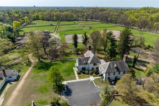 203 Store Hill Rd in Old Westbury, NY - Building Photo - Building Photo