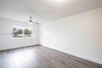 1945 NW 29th St in Miami, FL - Foto de edificio - Building Photo