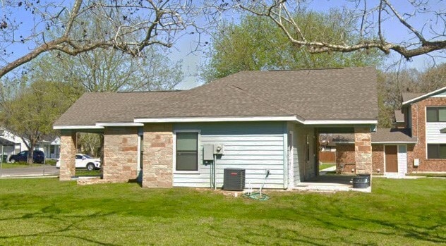 106 Walnut St in Hallettsville, TX - Building Photo - Building Photo