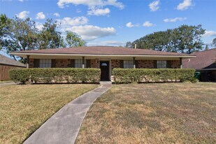 5818 Silver Frst Dr in Houston, TX - Building Photo