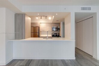 1756 N Bayshore Dr, Unit 33E in Miami, FL - Building Photo - Building Photo
