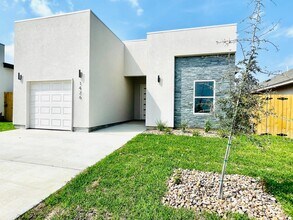 1426 Los Estribos Dr in Laredo, TX - Building Photo - Building Photo