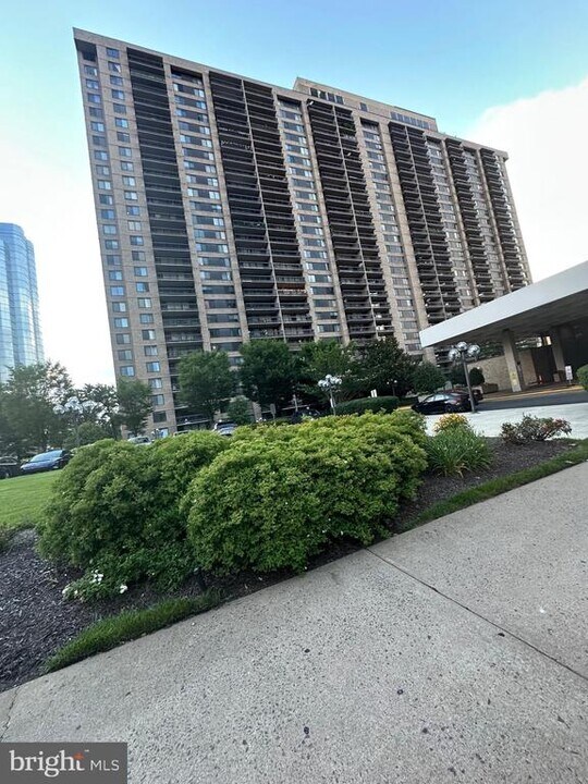 3701 S George Mason Dr in Falls Church, VA - Building Photo