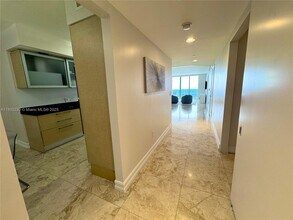 1800 S Ocean Dr in Hallandale Beach, FL - Building Photo - Building Photo