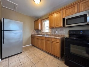 422 W Burleson St in Wharton, TX - Building Photo - Building Photo