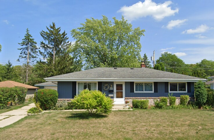 W147N8356 Manchester Dr in Menomonee Falls, WI - Building Photo
