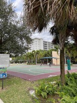 555 Oaks Ln in Pompano Beach, FL - Building Photo