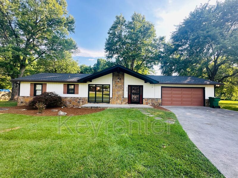 4429 Doris Cir in Knoxville, TN - Foto de edificio