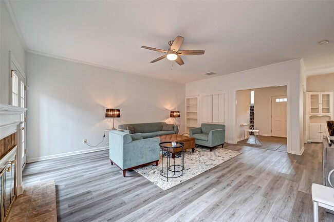 600 Wilcrest Dr in Houston, TX - Building Photo - Building Photo