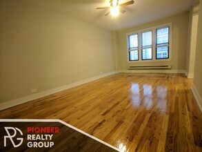 429 W Roscoe St, Unit 401 in Chicago, IL - Foto de edificio - Building Photo