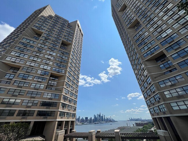 7000 JFK Blvd E in Guttenberg, NJ - Building Photo - Building Photo