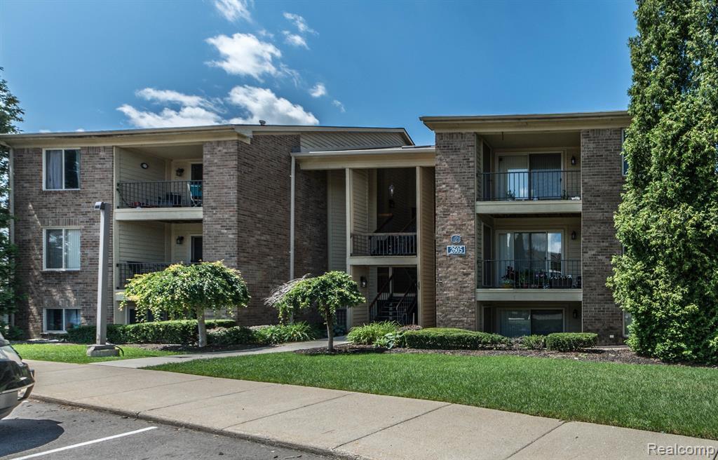 2605 Greenstone Blvd in Auburn Hills, MI - Building Photo