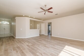 3720 Hollow Wood Dr in Valrico, FL - Building Photo - Building Photo