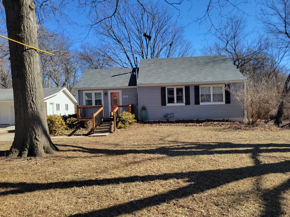 13715 Winchester Ave in Grandview, MO - Building Photo