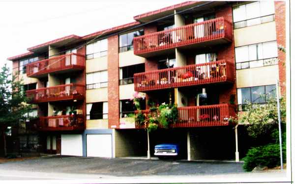 Lochnaw Apartments in Burien, WA - Building Photo